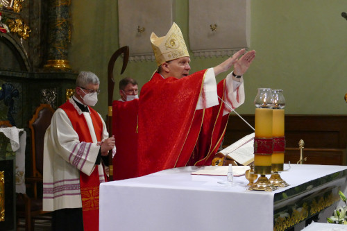 błogosławiący biskup Turzyński, w tle pozostali księża, jeden trzymający pastorał biskupa