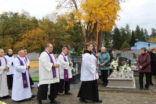Procesja na cmentarzu w Smardzewicach. Pierwszy idzie Franciszkanin z krzyĹźem. Za nim idÄ KsiÄĹźa z zaĹoĹźonymi purpurowymi stuĹami.