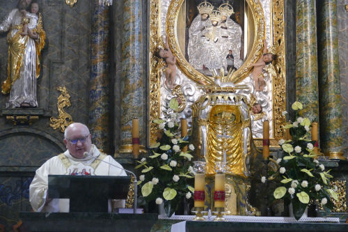 Ojciec przewodniczący Mszy Świętej przy Ołtarzu świętej Anny.