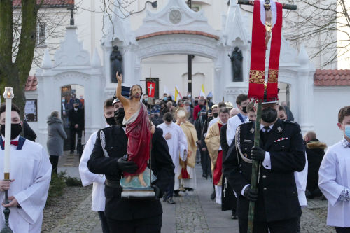 Procesja Rezurekcyjna wychodząca przed kościół wraz z Najświętszym Sakramentem.