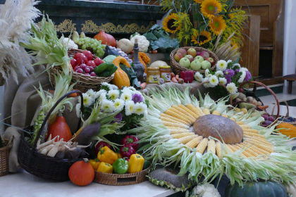 dary złożone przed Ołtarzem, takie jak warzywa, owoce i miody